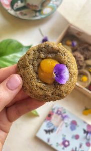 La Jardinera: Galleta aromatizada con toronjil y naranja con centro de gel suave de mango.