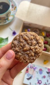 Té con la Reina: Galleta de manzana verde, canela y miel con crumble de cardamomo.