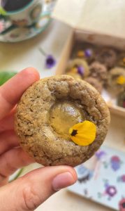 Entre Dientes: Galleta de amapolas con centro de gel suave de lavanda y vainilla de Bourbon.