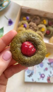 Colorista: Galleta de té Matcha y limón con centro de gel suave de frambuesas.