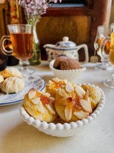 Portugal: Galleta de naranja, yogurt, con topping de almendras laminadas y mermelada de naranja artesanal.