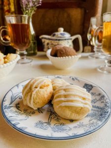 Roma: Galleta suave de queso crema y limón, con glaseado de limón.