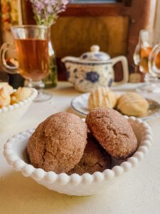 Paris: Galleta suave de queso crema y canela, tipo cinnamon roll, con corteza crocante de canela.