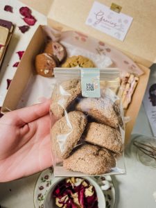 5 galletas de canela, tipo cinnamon roll, muy blandita por dentro con una corteza crujiente de "cinammon sugar".