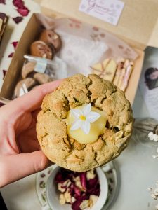 1 galletón de 150 gramos de pistachos, lima y chocolate blanco. Ideal para comerla tibiecita.