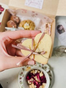 6 galletas sablées de vainilla Bourbon y flores prensadas, escrita "mamá".