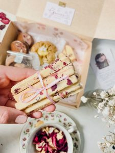 4 sticks de cranberries, mitad solas y mitad con baño de chocolate blanco y rosas deshidratadas.