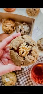 🍪 Galleta Levain de nueces frescas, vainilla Bourbon y chocolate de leche 36%, con centro de dulce de membrillo artesanal.