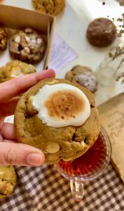 🍪 Galleta Levain de zapallo camote, especias dulces como canela y jengibre, chips de chocolate blanco y centro de merengue tostado.
