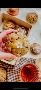 🍪 Galleta Levain de limón, pistachos y chocolate blanco 36%, con centro de curd o crema de limón.