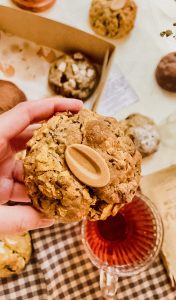 🍪 Galleta Levain de café de grano, cornflakes y chocolate rubio.