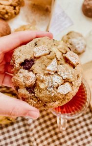 🍪 Galleta Levain de naranja, pera al vino tinto, chocolate blanco 36% y naranjas confitadas.