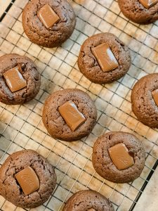 Galletas blanditas de chocolate y queso crema, con un trozo de chocolate de leche Milka (4 unidades).