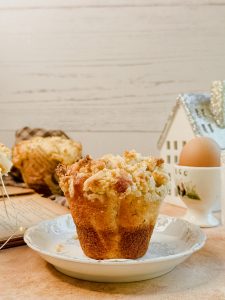 Muffin húmedo y esponjoso de plátano y migas crujientes de nuez (1 unidad).